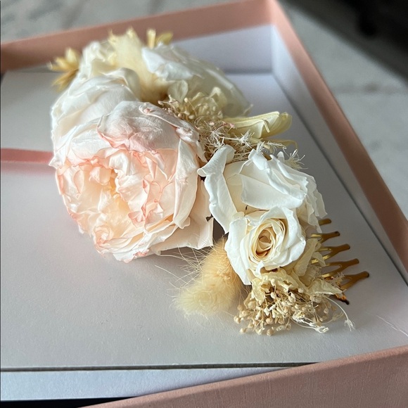 BHLDN x Les Couronnes de Victoire Preserved Floral Hair Comb Wedding Headpiece main image 4